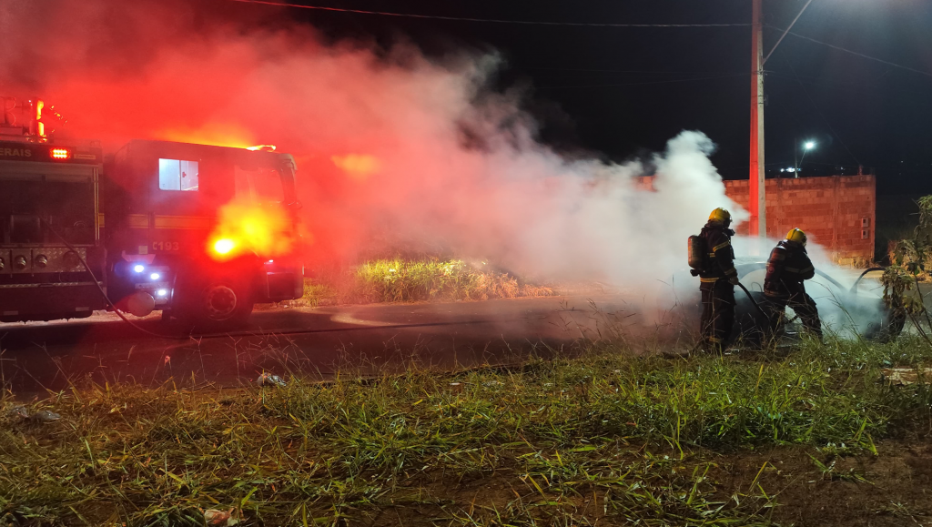 Incêndio destrói veículo no bairro Padre Eustáquio, em Patrocínio