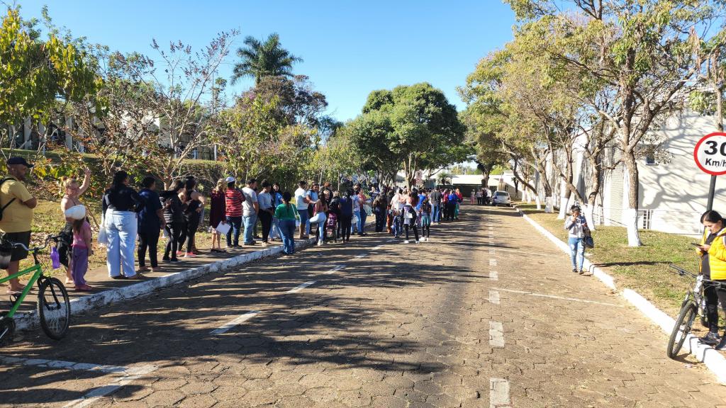Imagem 3 do post Prefeitura realiza distribuição de senhas para inscrições em programa habitacional