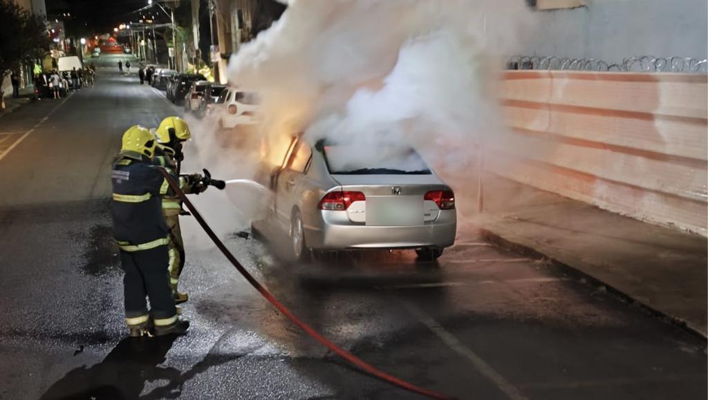 Veículo pega fogo após colisão no centro de Patrocínio...