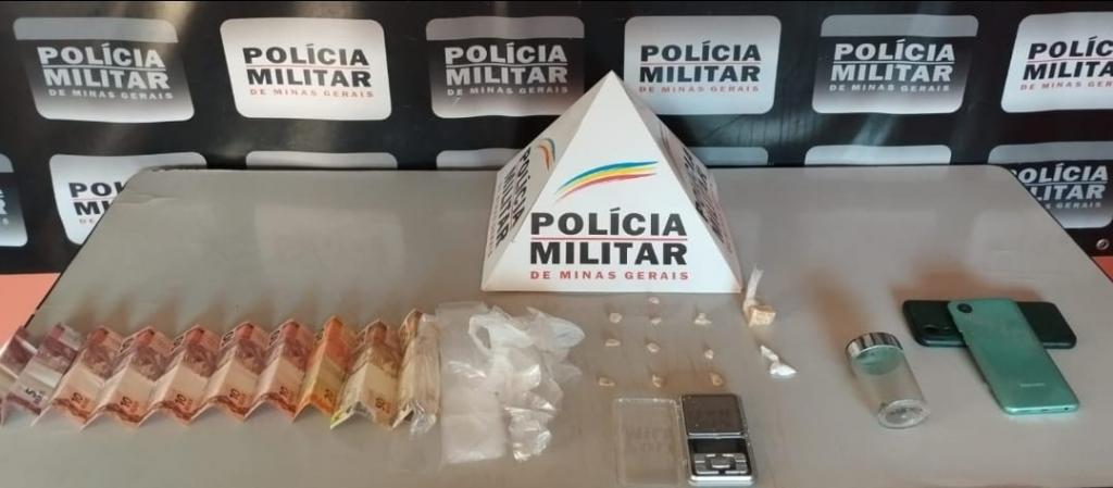 Acusado de tráfico é preso em Coromandel e PM apreende crack, maconha, cocaína e outros materiais ilícitos