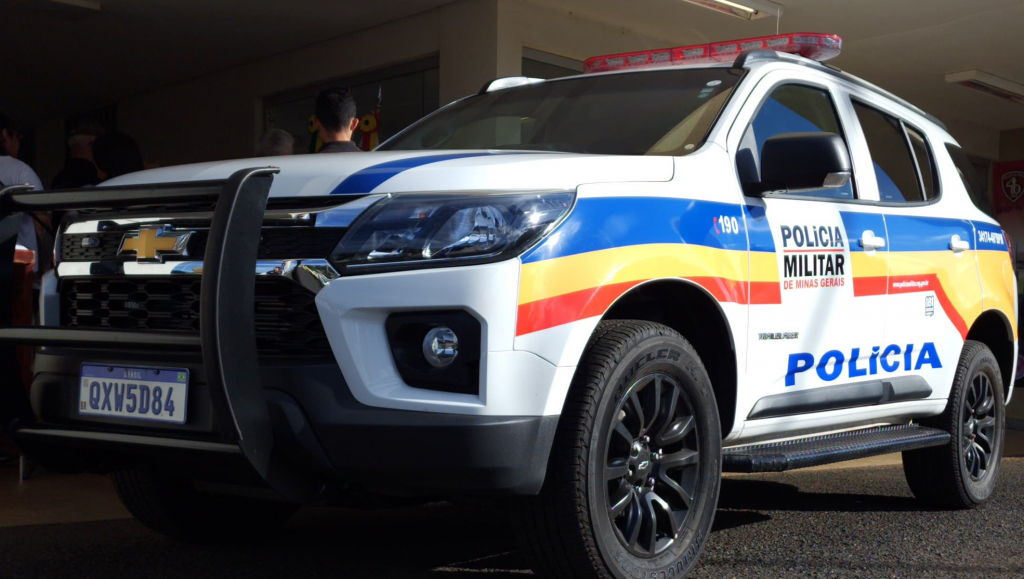 Motorista colide contra muro de escola em Patrocínio e foge do local