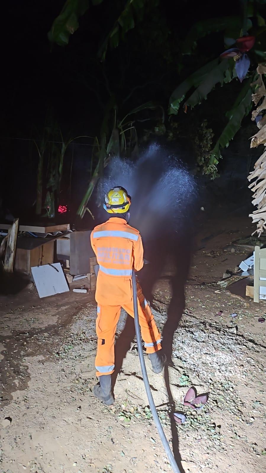Imagem 3 do post Incêndio consome barraco e vegetação na BR-365 em Patrocínio