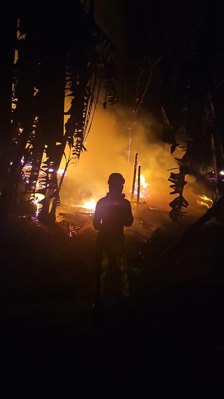 Imagem 2 do post Incêndio consome barraco e vegetação na BR-365 em Patrocínio