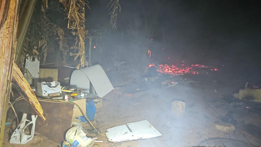 Incêndio consome barraco e vegetação na BR-365 em Patrocínio