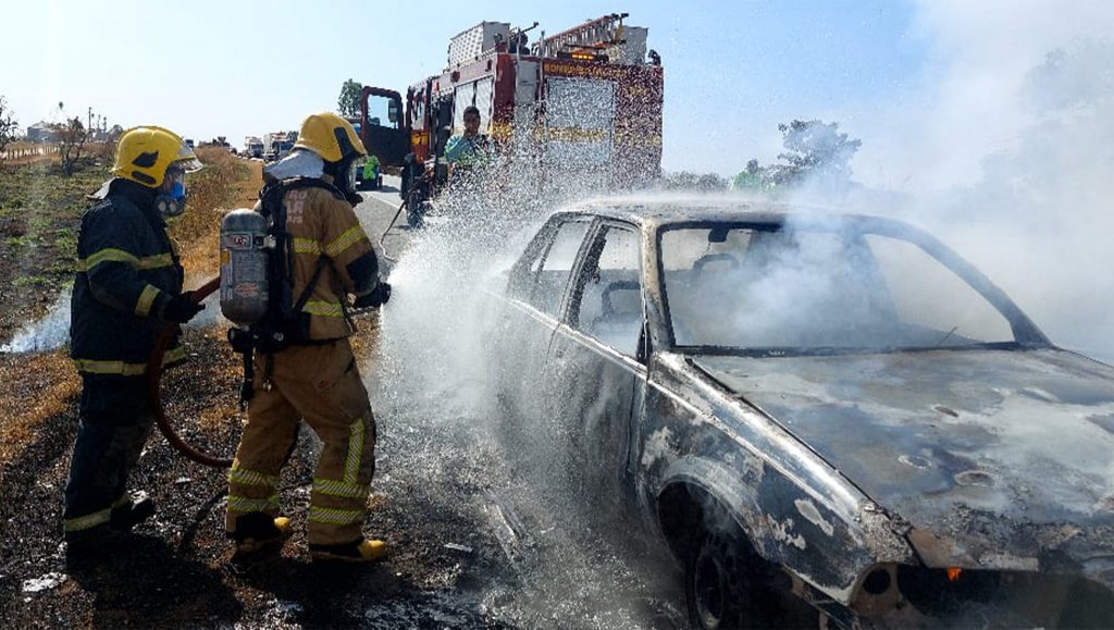 Incêndio destrói carro na BR-365; motorista sai ileso