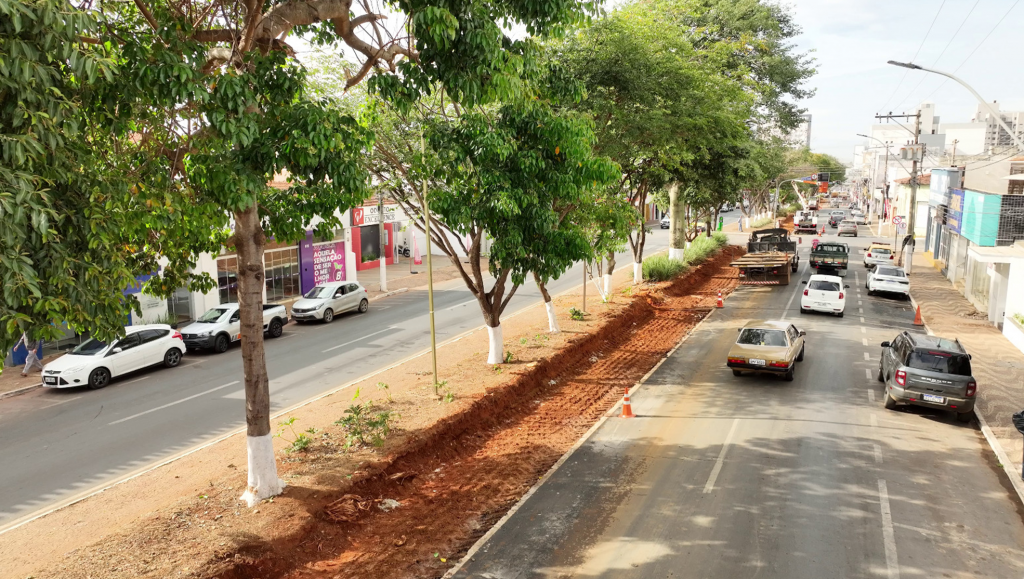 Obras de redução de canteiros na Avenida Rui Barbosa...