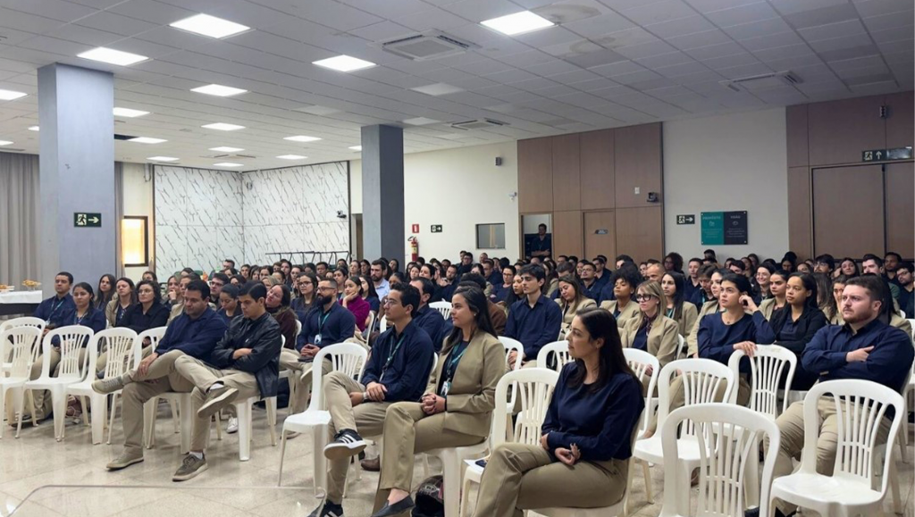 Sicoob Coopacredi realiza reunião geral semestral com integração de toda a equipe