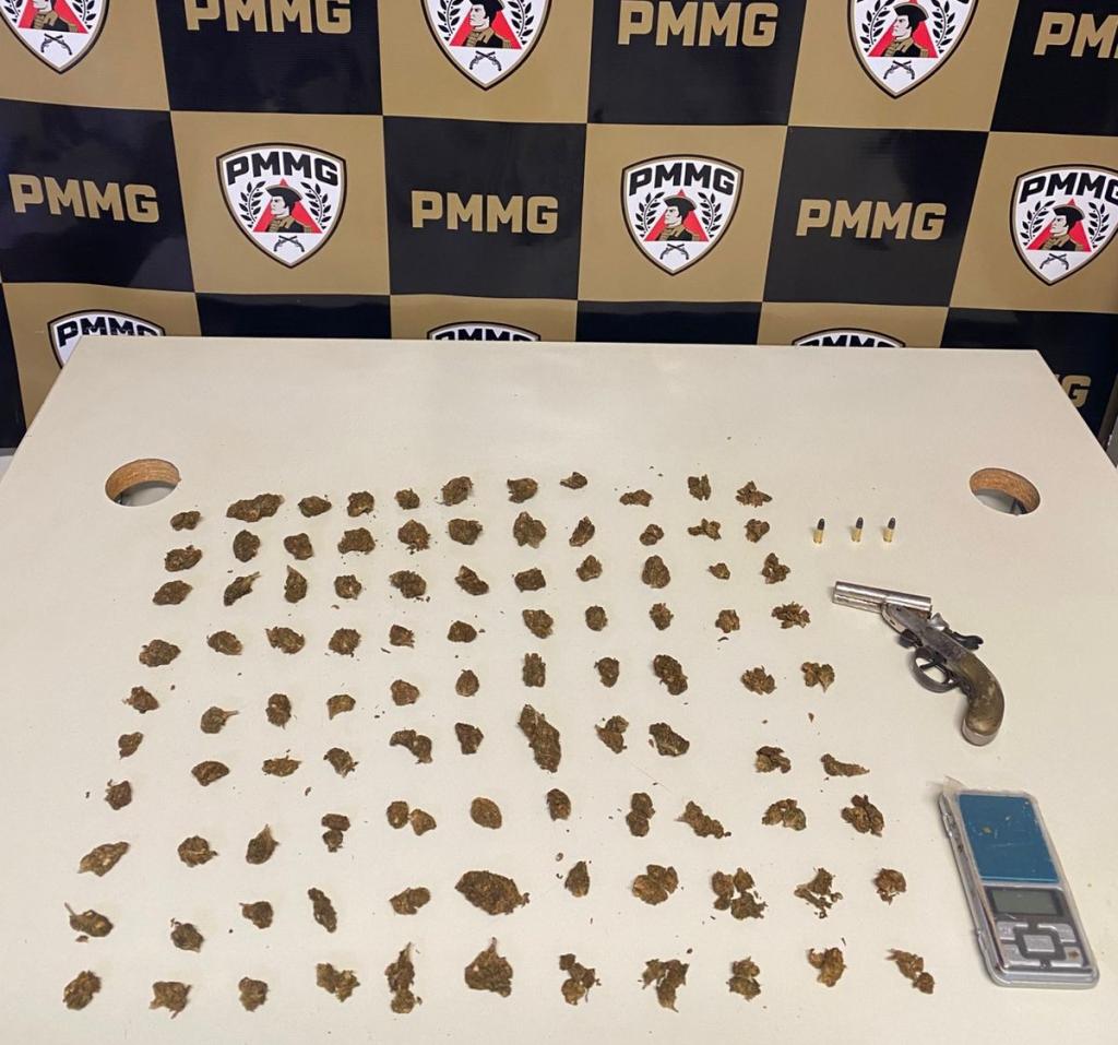Adolescente é flagrado com arma e drogas dentro de escola em Patrocínio Adolescente é flagrado com arma e drogas dentro de escola em Patrocínio