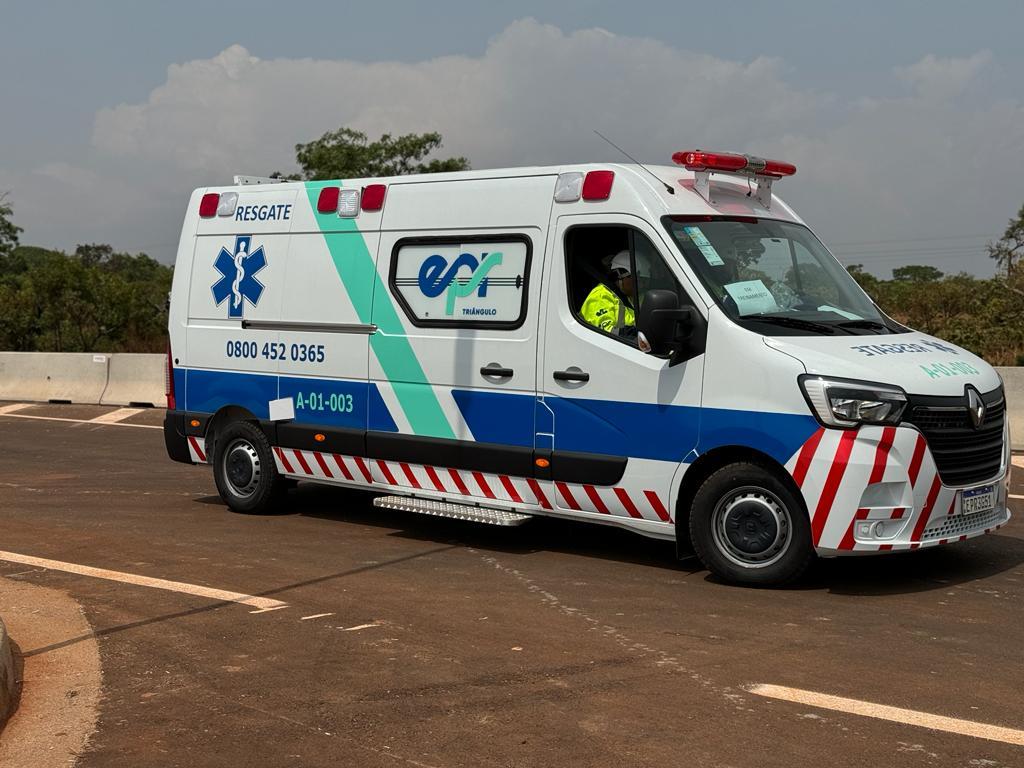 Carreta carregada de soja tomba na BR-365 e espalha carga pela pista;...