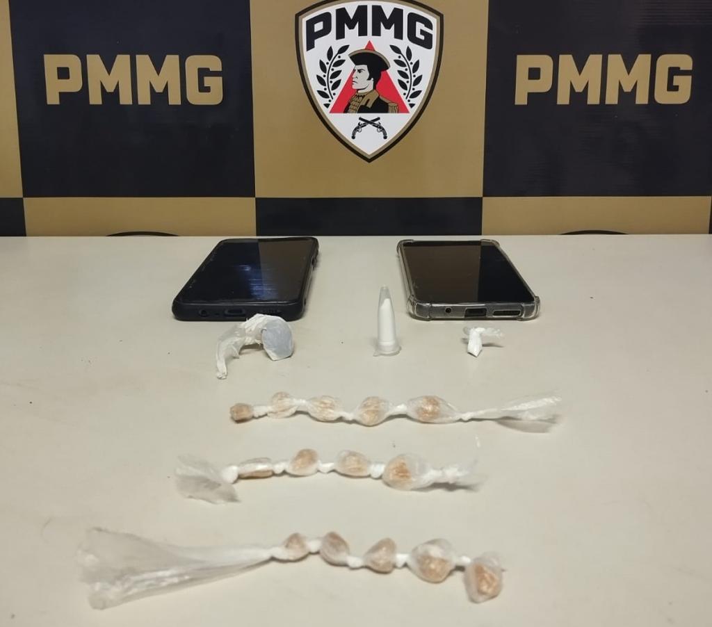 Dupla é flagrada com drogas após denúncia em bar no bairro Enéas...