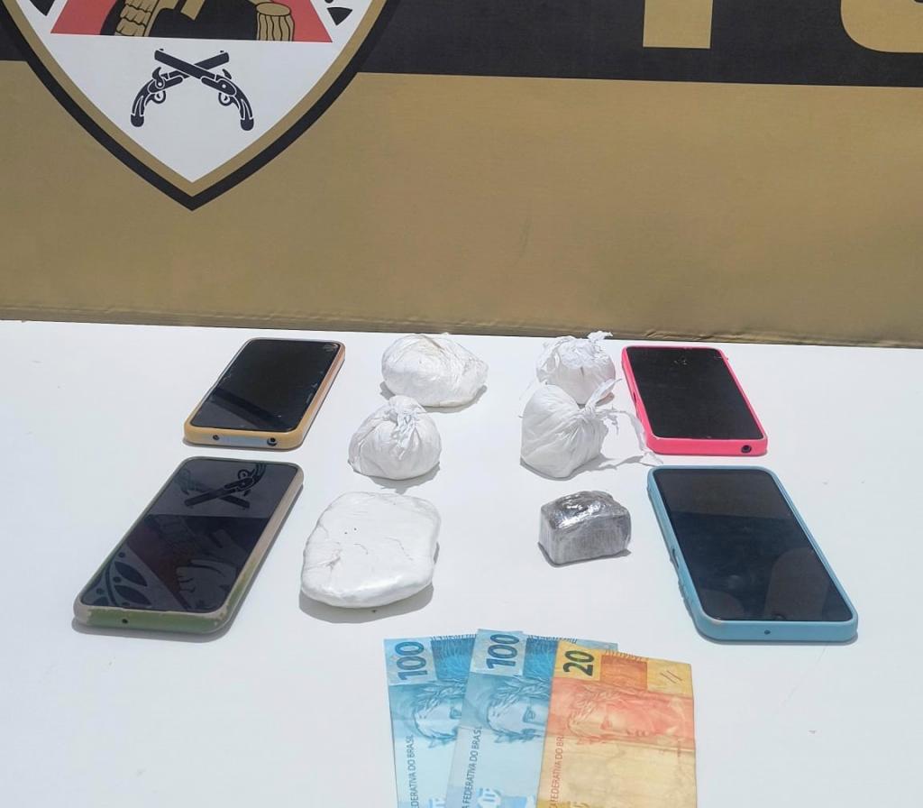 Dupla é presa com maconha e cocaína escondidas em carro durante madrugada em Serra do Salitre