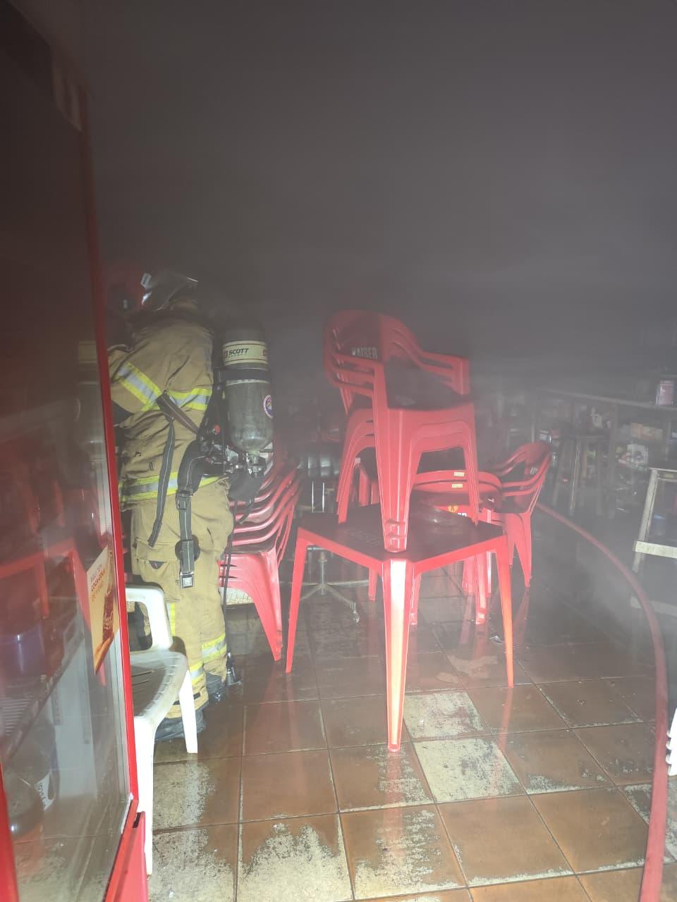 Imagem 3 do post Fogo destrói parte de bar no centro de Patrocínio Imagem 3 do post Fogo destrói parte de bar no centro de Patrocínio