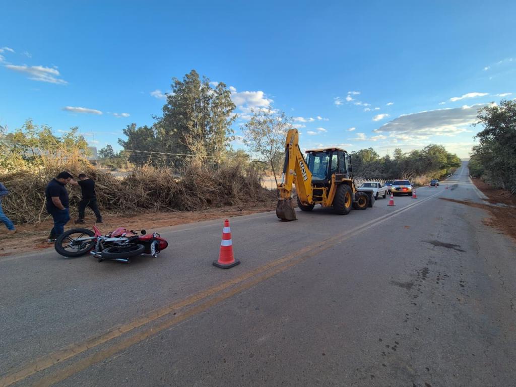 Motociclista fica gravemente ferido após bater em retroescavadeira em trecho em obras da MG-188 Motociclista fica gravemente ferido após bater em retroescavadeira em trecho em obras da MG-188