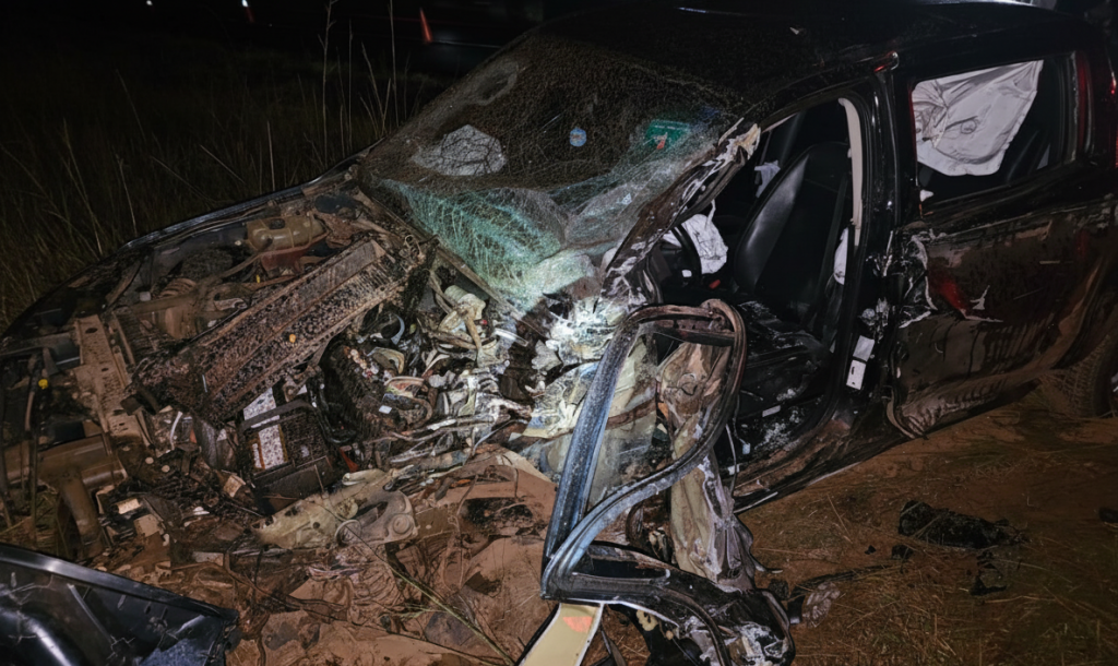 Motorista fica preso às ferragens após caminhonete ser atingida por carreta na BR-365