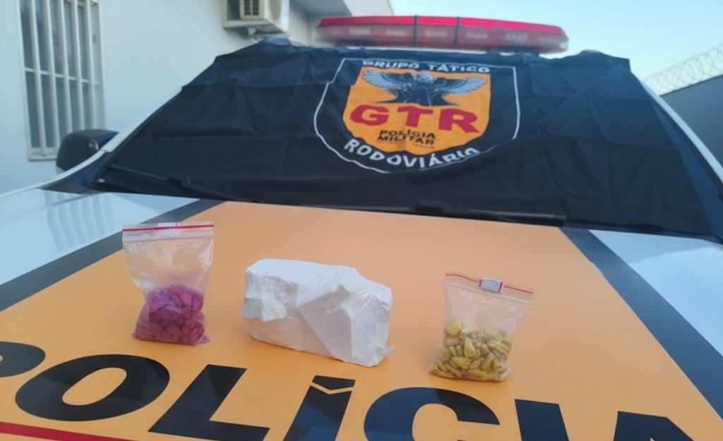 PM apreende cocaína e 200 comprimidos de ecstasy em ônibus na BR-146, em Serra do Salitre