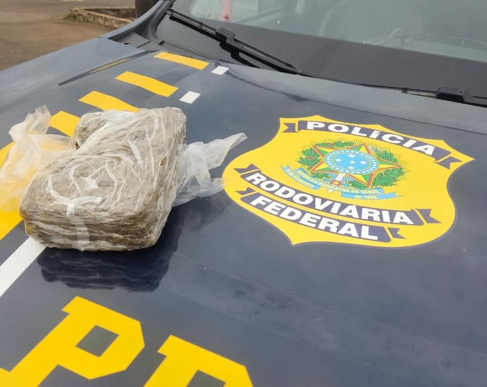 PRF prende homem com tablete de skunk em ônibus na BR-365