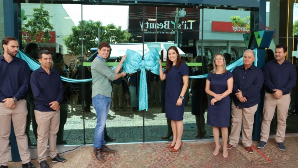 Sicoob Coopacredi inaugura Agência Empreende e entrega Base Comunitária Móvel revitalizada à Polícia Militar