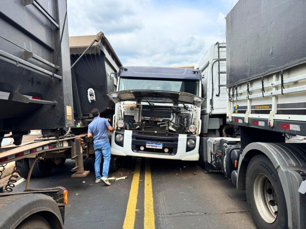 Acidente entre caminhões bloqueia ponte da BR-365 entre Patrocínio e Uberlândia