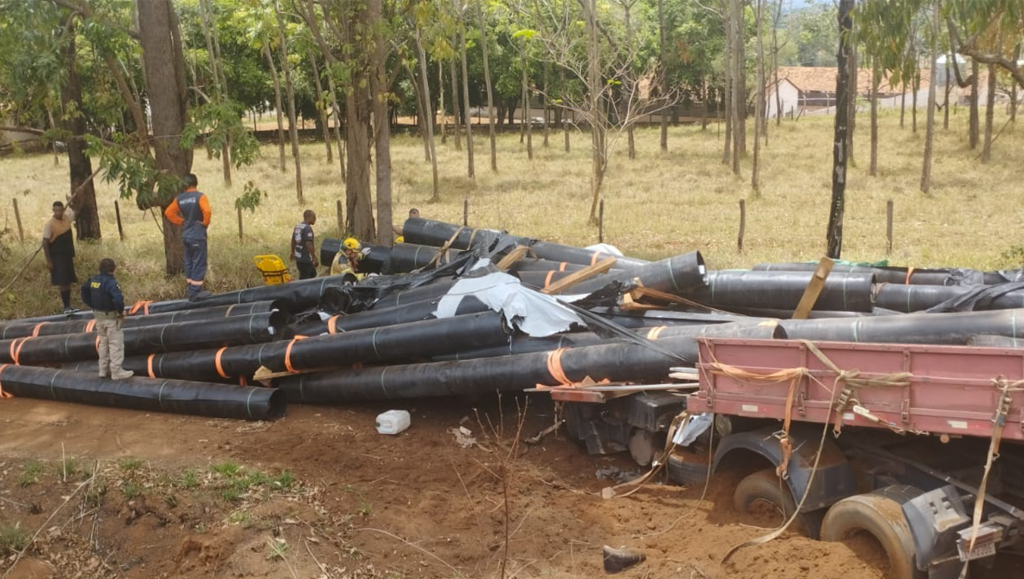 Caminhão carregado com bobinas de lona sai da pista na BR-365