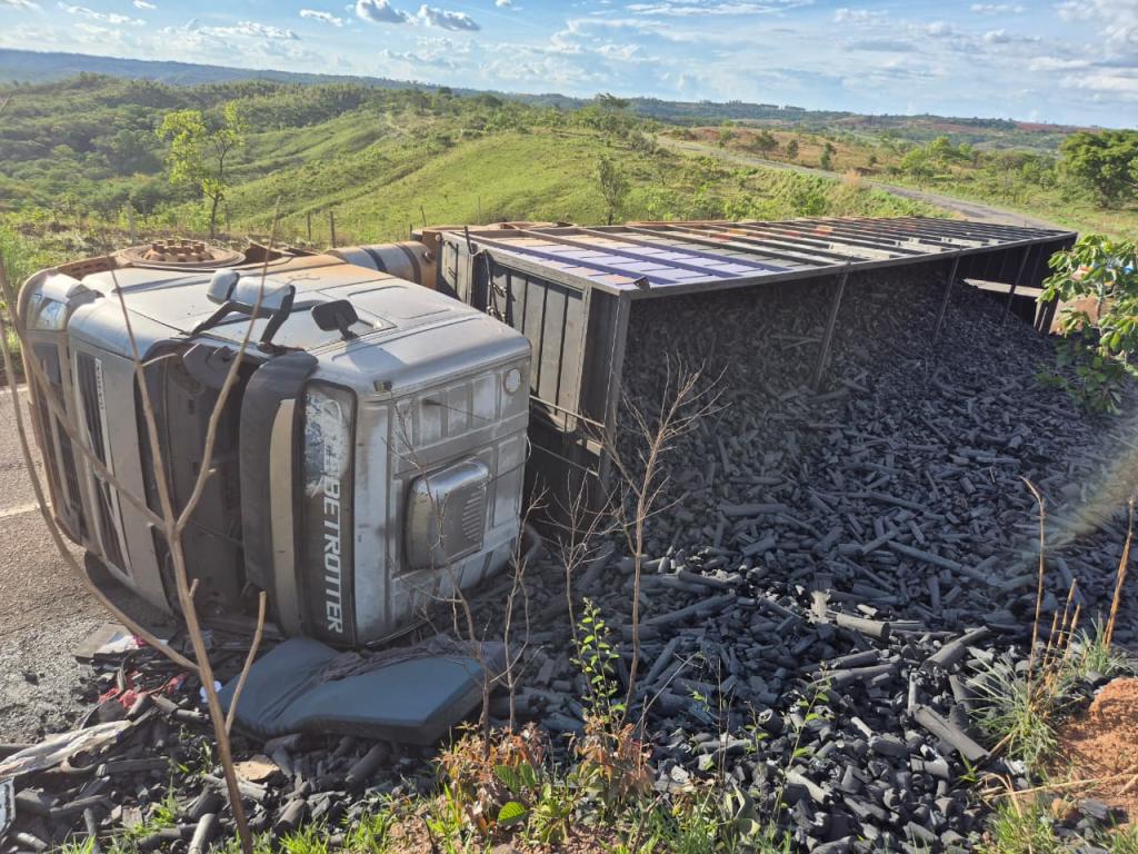 Caminhão carregado com carvão tomba na MG-188 e interdita parcialmente a rodovia...
