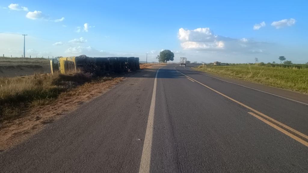 Imagem 1 do post Caminhão tomba na BR-146 em Serra do Salitre após manobra arriscada de outro veículo
