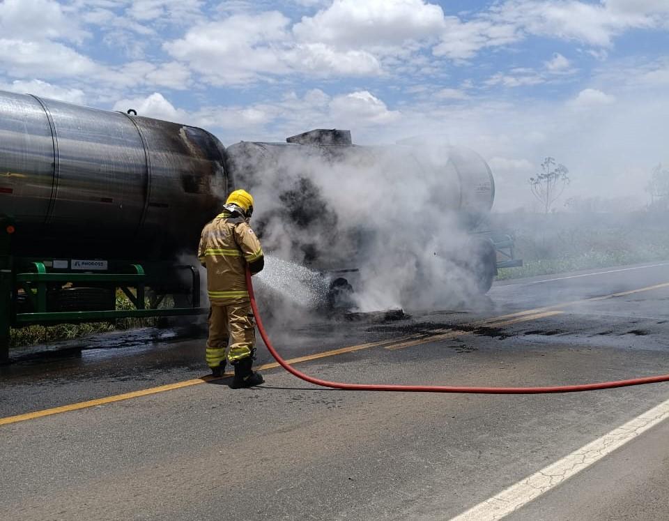 Carreta carregada de leite pega fogo na BR-365 e bombeiros de Patrocínio apagam incêndio