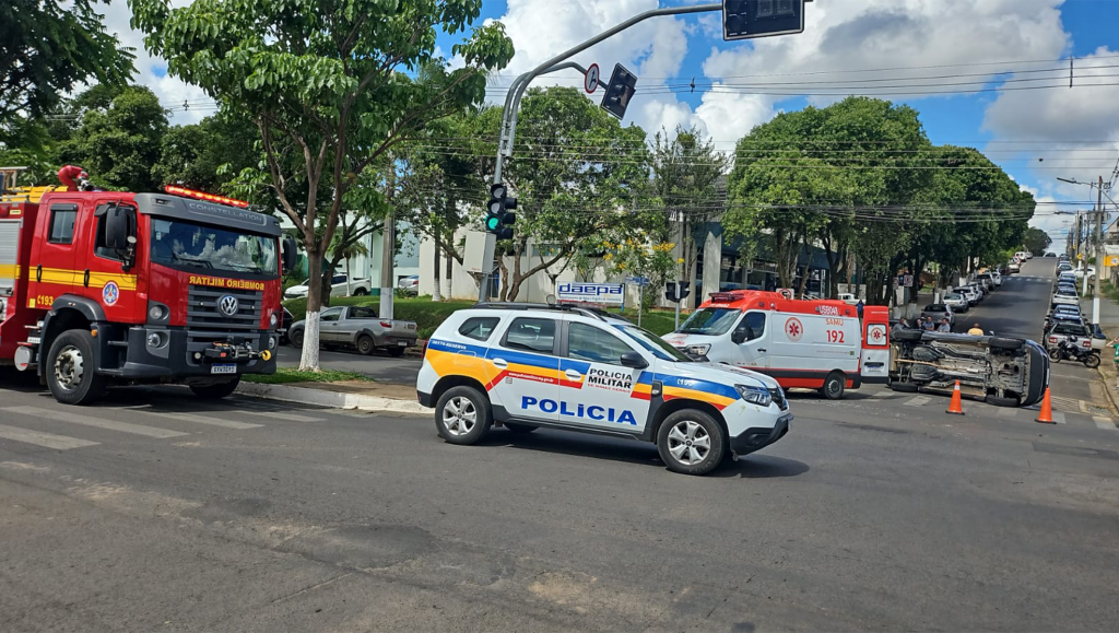 Colisão entre dois veículos deixa Jeep tombado em Patrocínio