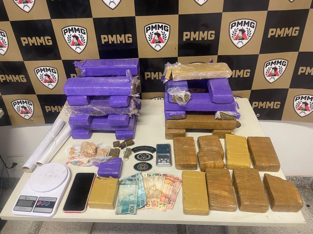 Dupla é flagrada com mais de 30 barras de maconha e pedras de crack; homens são presos após perseguição