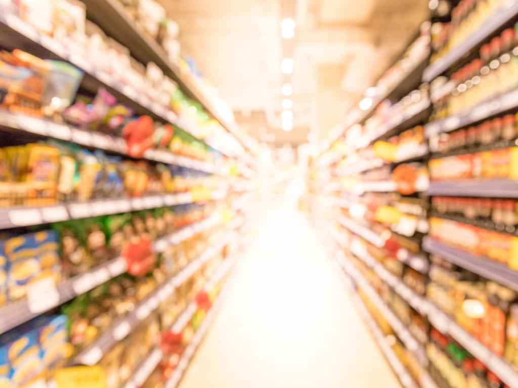 Homem acompanhado de criança é flagrado furtando alimentos em supermercado