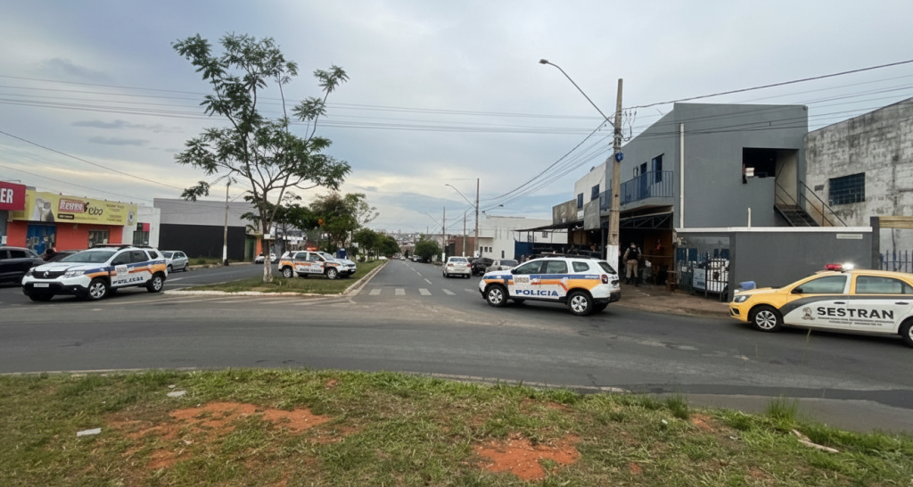 Operação da PM com apoio da Prefeitura de Patrocínio fecha dois pontos sem alvará no bairro Enéas