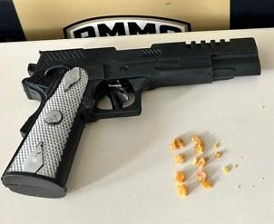 Traficante é preso com pedras de crack e pistola falsa no bairro Serra Negra