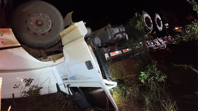 Motorista morre após capotamento de caminhão na BR-365, entre Monte Carmelo e Romaria