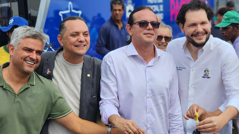 Patrocínio entrega dois ônibus semileito para transporte de pacientes em tratamento em Barretos