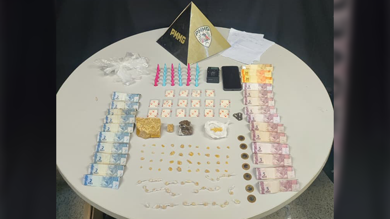 Polícia Militar prende dois suspeitos por tráfico de drogas no bairro Serra Negra