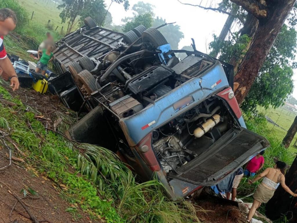 Acidente com ônibus na BR-365 em Patos de Minas deixa mortos e dezenas de feridos