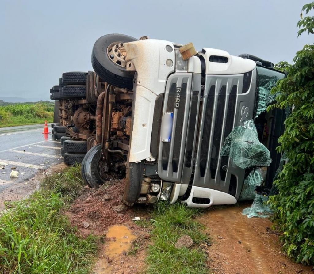 Carreta dirigida por motorista paraguaio tomba na BR-146, em Serra do Salitre