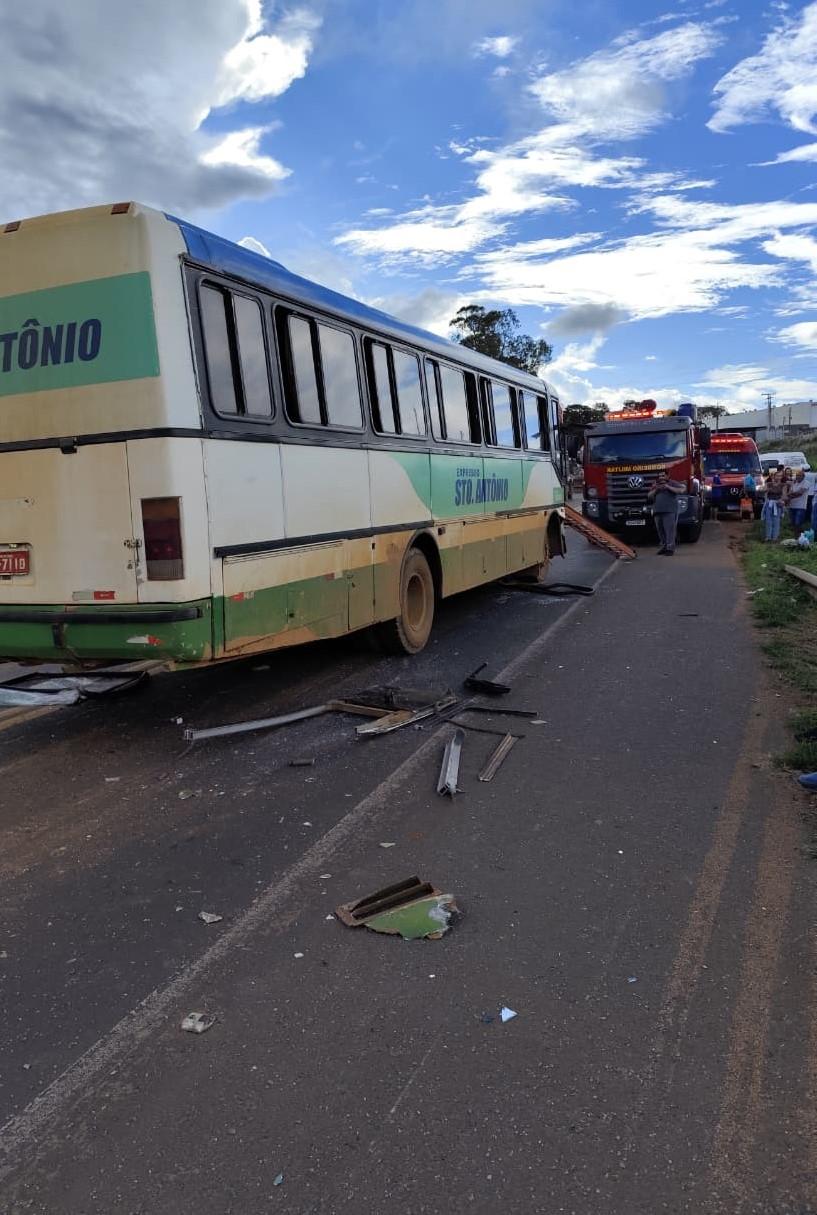 Imagem 5 do post Colisão entre ônibus rural e carreta deixa feridos leves na BR-365, em Patrocínio