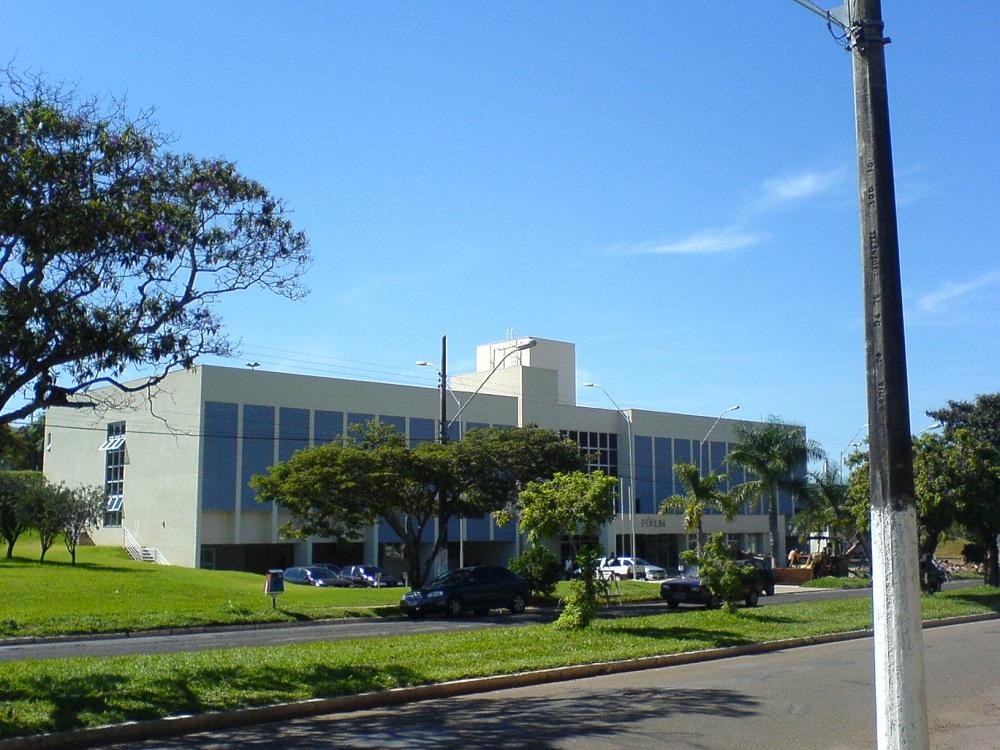 Homem é preso após depredar entrada do Fórum de Patrocínio