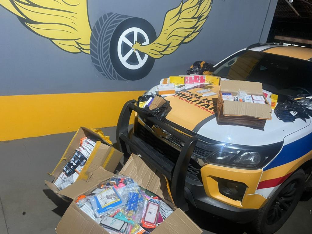 Ônibus fretado é flagrado com produtos contrabandeados na MGC-462, em Patrocínio