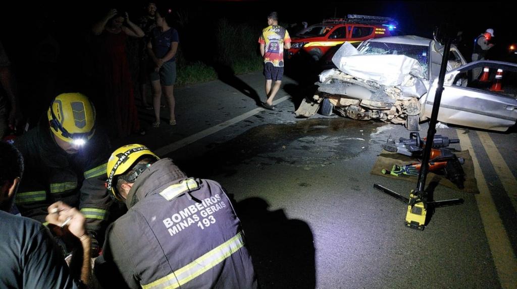 Imagem 5 do post Colisão entre carreta e carro deixa motorista preso às ferragens na BR-146, em Patrocínio