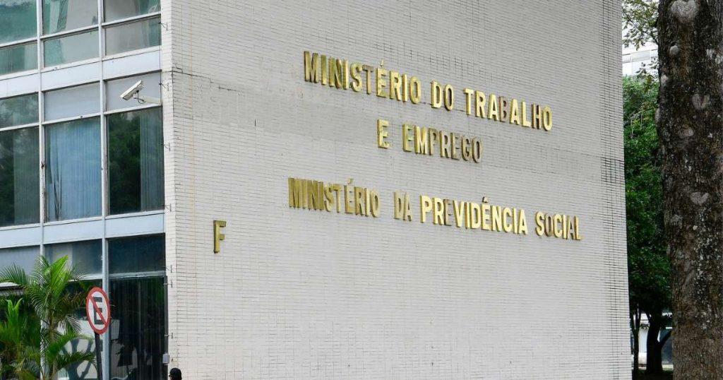 Governo prorroga por 90 dias novas regras para trabalho em feriados no comércio