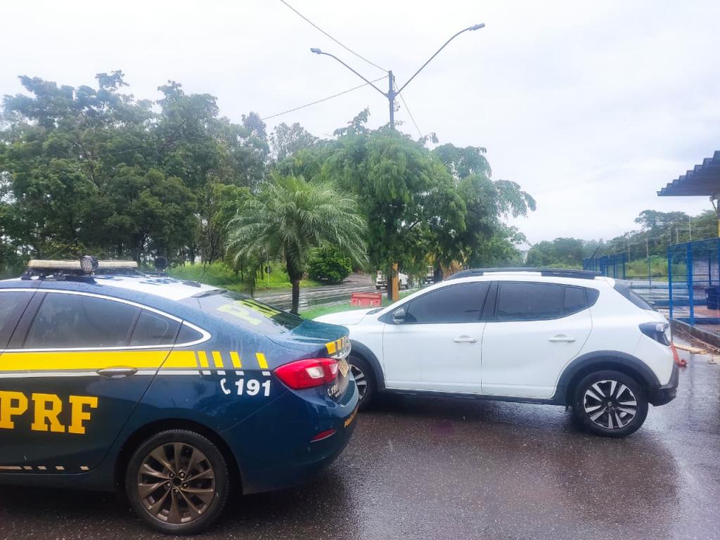 Na BR-365, PRF recupera veículo roubado em Pernambuco e prende condutor