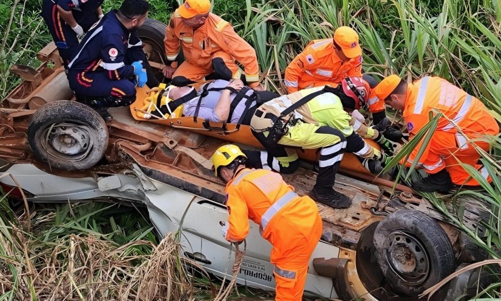 Picape capota após atingir poste próximo ao Trevo da Pipoca, em Patos de Minas