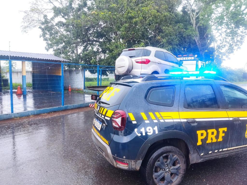 PRF recupera carro roubado em Patrocínio e prende três suspeitos na BR-365