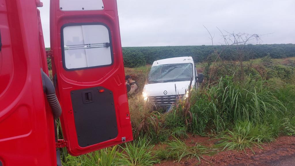 Imagem 3 do post Van com nove trabalhadores capota na MG-188, em Patrocínio