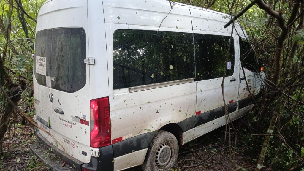 Imagem 2 do post Van da Prefeitura de Douradoquara sai da pista na MG-190 e deixa seis feridos