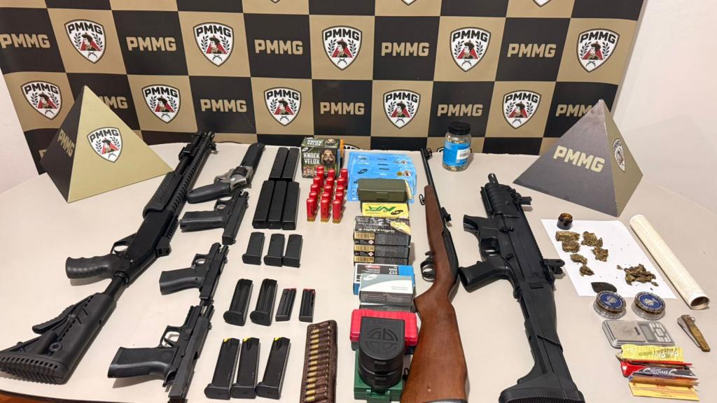 Acidente entre quatro veículos termina com apreensão de armas, munições e drogas em Monte Carmelo