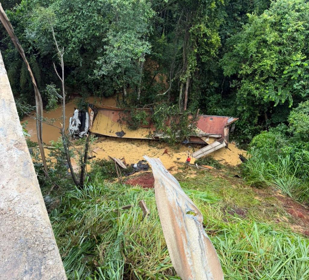 Carreta cai de ponte na BR-365 entre Patos de Minas e Patrocínio; motorista é procurado