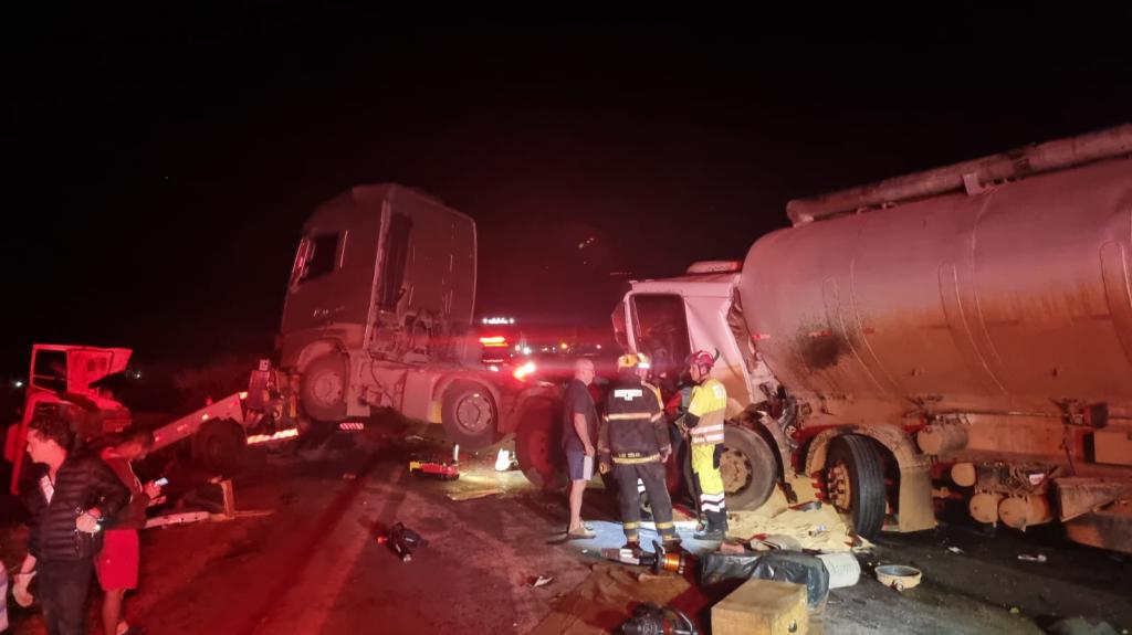 Mulher grávida e bebê que ela esperava morrem em grave acidente entre caminhões na BR-365 em Patrocínio