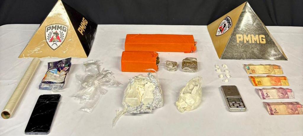 Suspeito de tráfico de drogas é flagrado pela PM com porções de cocaína escondidas na boca